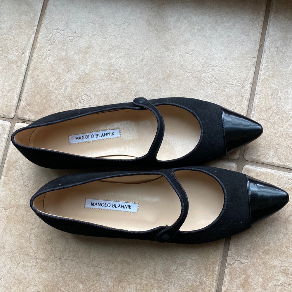 LIKE NEW Manolo Blahnik black suede flats